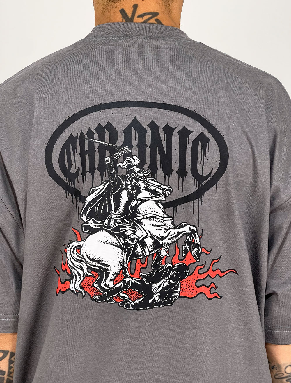 Camiseta Oversized Chronic S.J. Contra o Sistema - Cinza